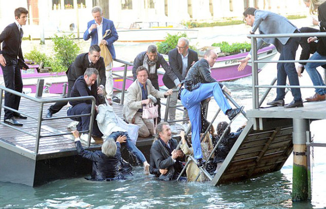威尼斯运河浮动码头坍塌 多人落水