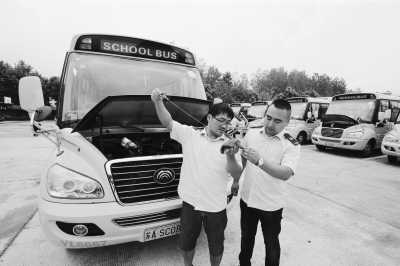 （平安江蘇）南京市六合教育部門對校車進行審查 迎接開學