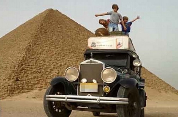 夫妇自驾环球17年 旅途中生育4子(组图)