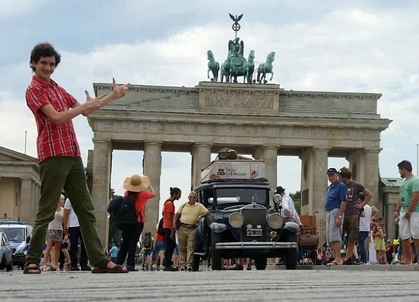 夫妇自驾环球17年 旅途中生育4子(组图)