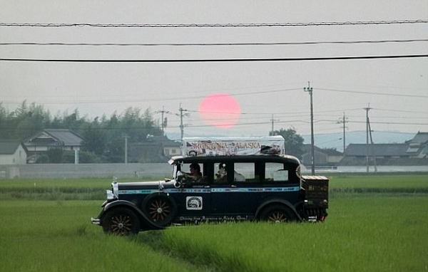 夫妇自驾环球17年 旅途中生育4子(组图)