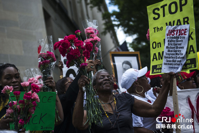 美國百萬母親大遊行呼籲解決警察暴力問題