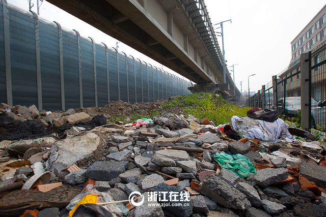 杭州宁杭高铁桥下惊现"千米垃圾带"