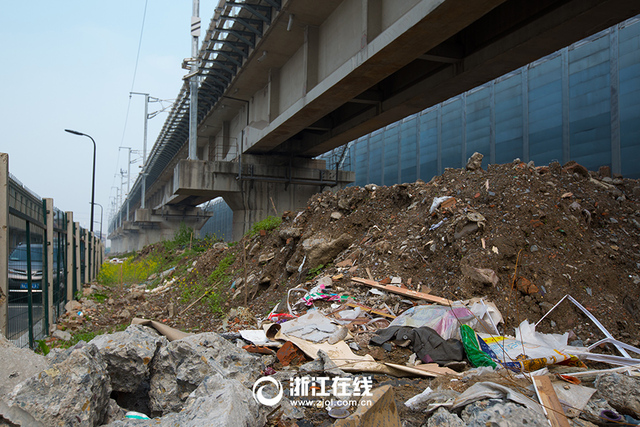 杭州寧杭高鐵橋下驚現"千米垃圾帶"