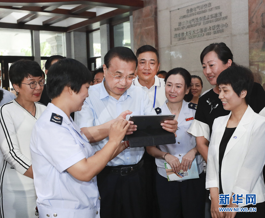 李克强在海南考察时强调  更大激发市场主体活力  着力破解发展和民生难题