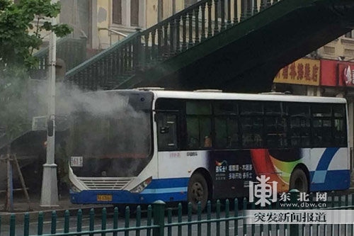 哈尔滨61路公交车发生自燃 现场无人受伤