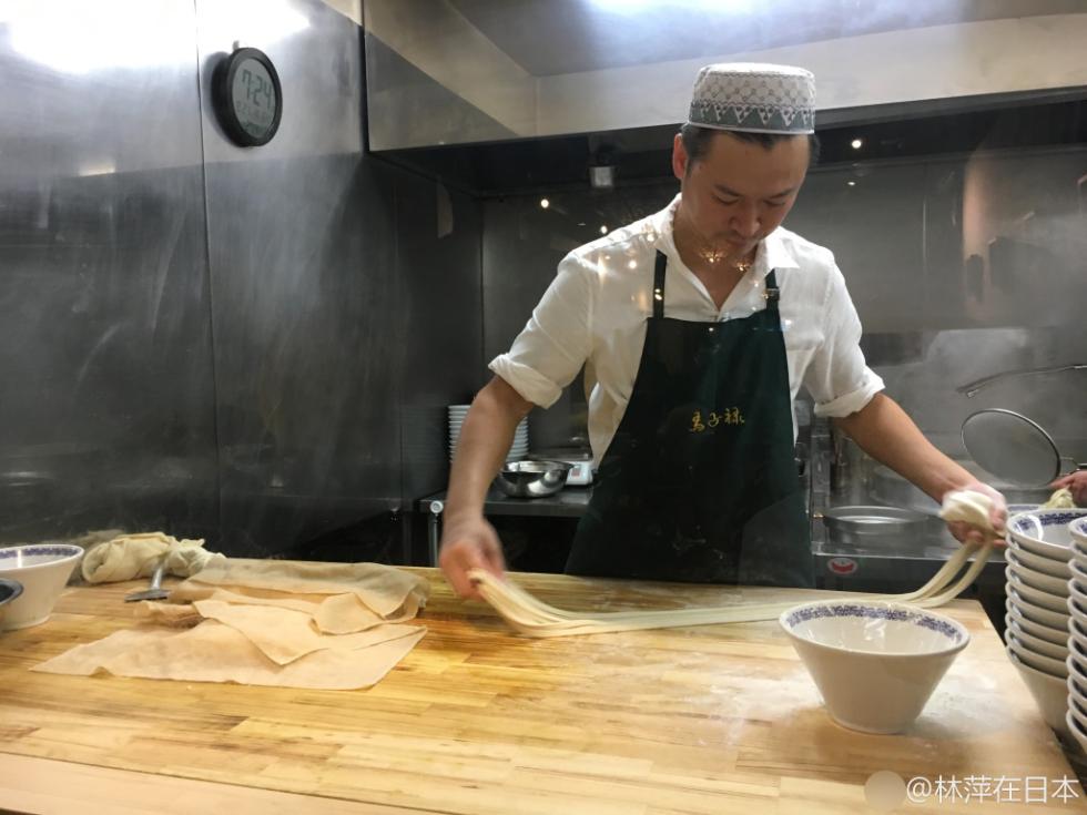 兰州拉面开到日本 首日排长队(组图)