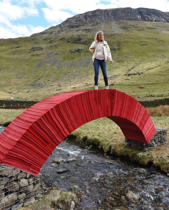 英国艺术家用2万张纸搭桥 没用螺栓和胶水