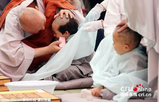 韓國舉行童子僧削發儀式迎佛誕節