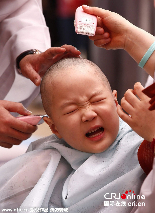 韓國舉行童子僧削發儀式迎佛誕節