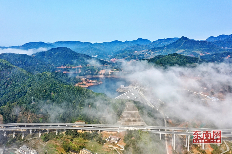 【圖説福建第五張】【泉州】【移動版】【Chinanews帶圖】德化：雲裏霧裏 雲龍湖美如畫