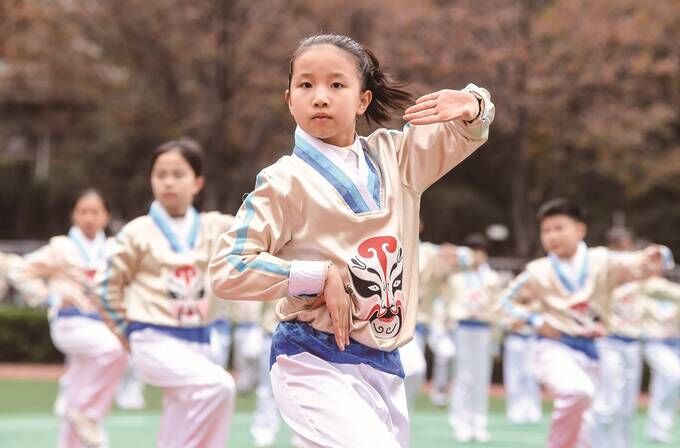 南京一小學學生在操場做京韻操 感受國粹神韻