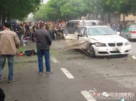 男子骑电车路人驮煤气罐爆炸死亡 伤及宝马