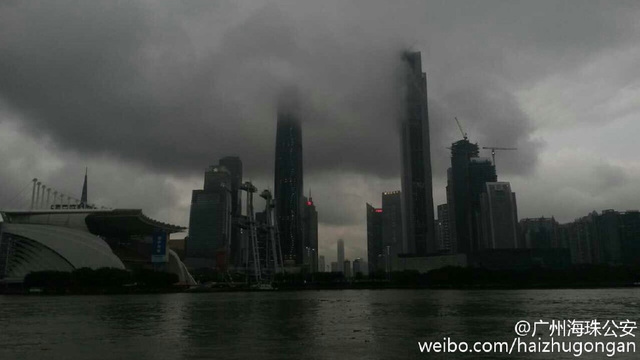 暴雨突襲廣州 烏雲壓城白晝變黑夜