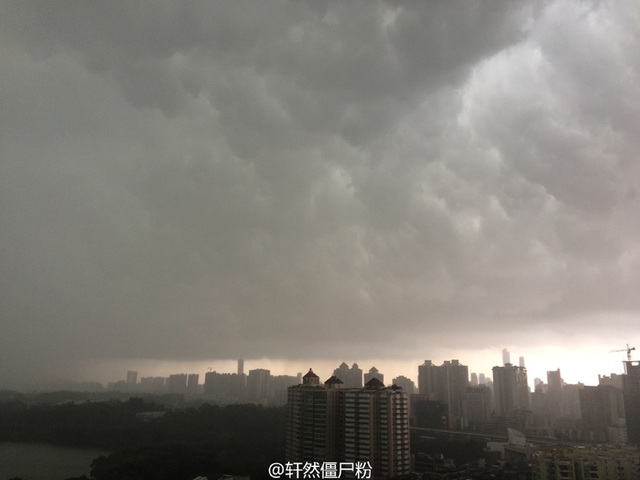 暴雨突襲廣州 烏雲壓城白晝變黑夜