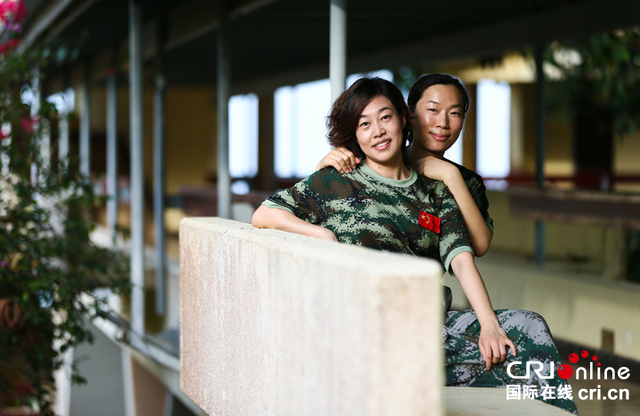 奮戰在抗埃博拉前線的“軍護姐妹花” 奮戰在抗埃博拉前線的“軍護姐妹花”