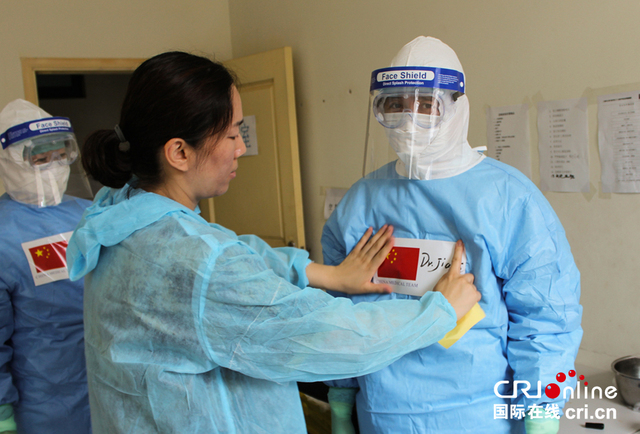 奮戰在抗埃博拉前線的“軍護姐妹花” 奮戰在抗埃博拉前線的“軍護姐妹花”