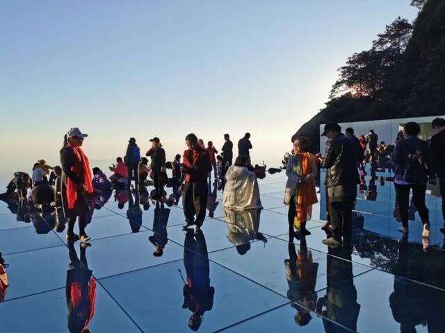 人间美景！上饶灵山“天空之境”开放日 现场游客络绎不绝