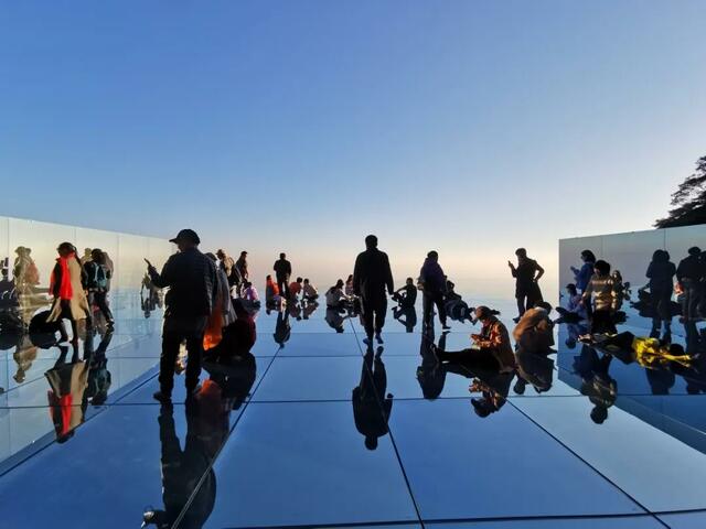 人间美景！上饶灵山“天空之境”开放日 现场游客络绎不绝