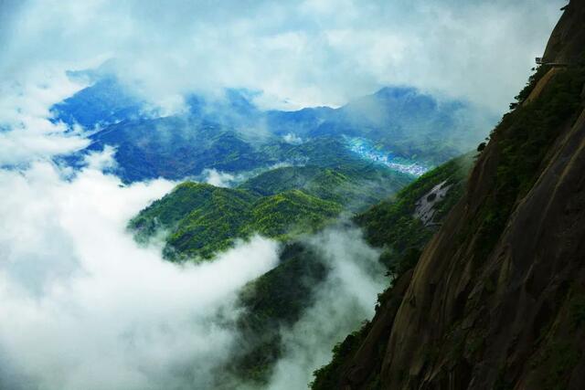 人间美景！上饶灵山“天空之境”开放日 现场游客络绎不绝