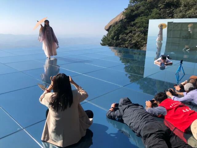 人间美景！上饶灵山“天空之境”开放日 现场游客络绎不绝