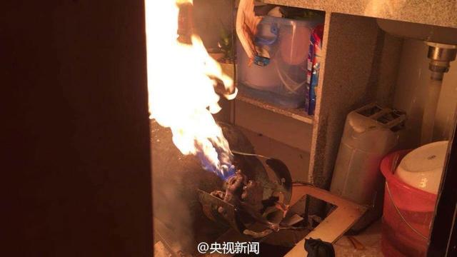 杭州又现"抱火哥"  消防员徒手拎出着火煤气罐