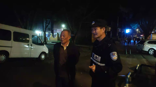 重慶江北區民警深夜幫助迷路老人回家 暖心傳遞正能量