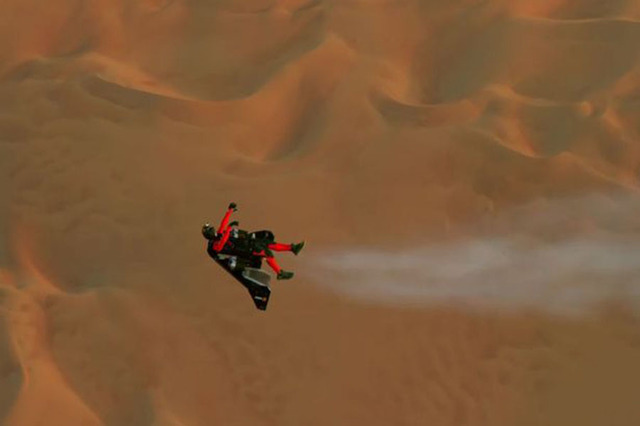 极限高手身穿火箭飞行器翱翔迪拜高空