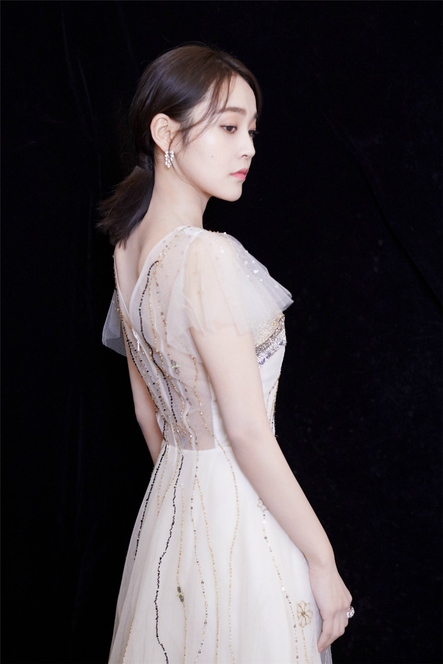 张佳宁出席时尚盛典 薄纱长裙展现优雅个性