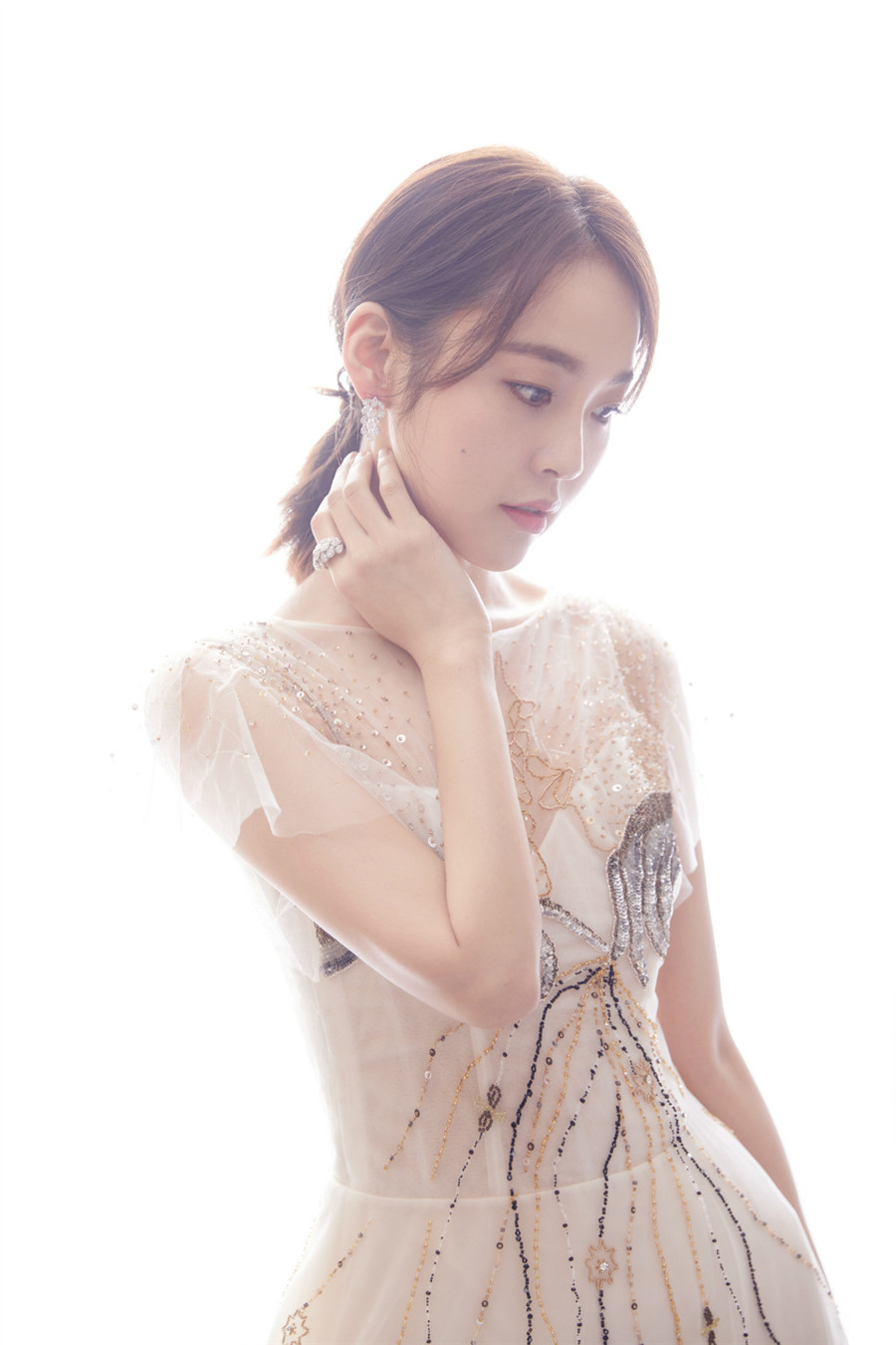 张佳宁出席时尚盛典薄纱长裙展现优雅个性