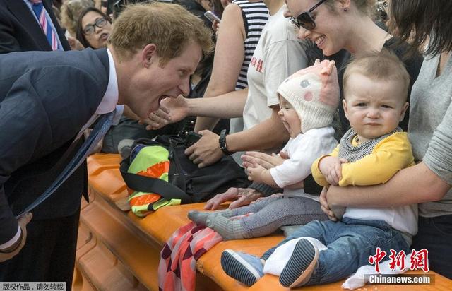 英国哈里王子访问新西兰购物广场 王室粉丝热情欢迎
