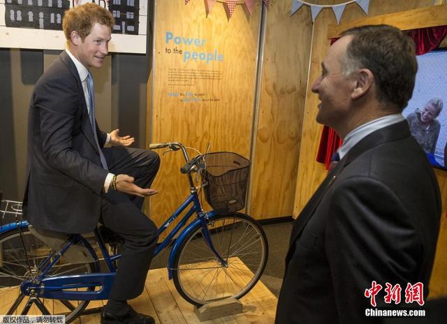 英国哈里王子访问新西兰购物广场 王室粉丝热情欢迎