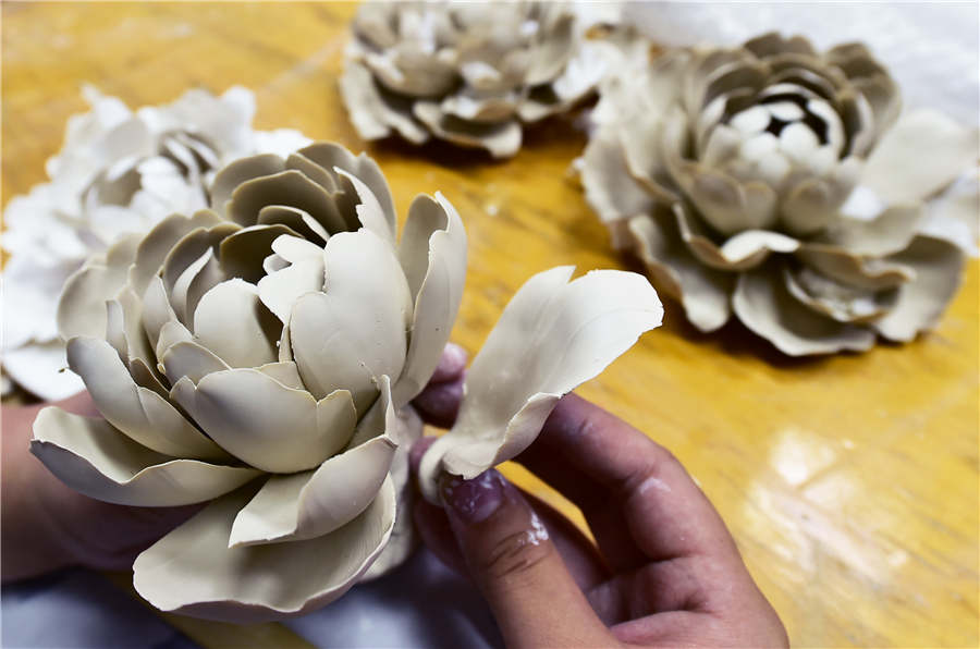 Porcelain peonies shine in Luoyang