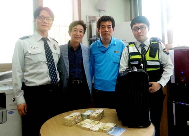 中国商人在韩遇到好心的哥 找回40万元遗失巨款