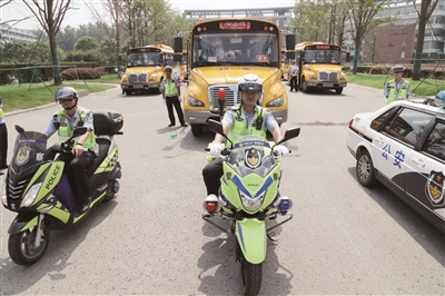 （平安江苏图文）南京市区首所学校 启用“大鼻子”校车