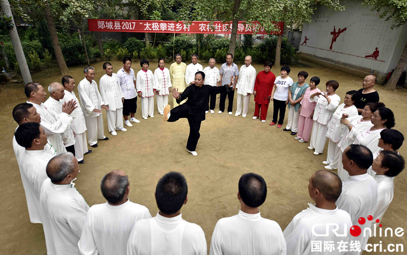 山东郯城：“太极教官”培训进乡村（组图）_fororder_8月23日，山东省郯城县老年体协太极拳教练徐峰（中）为农村社区太极拳辅导员演示24式太极拳的规范动作。_DSC2639_副本