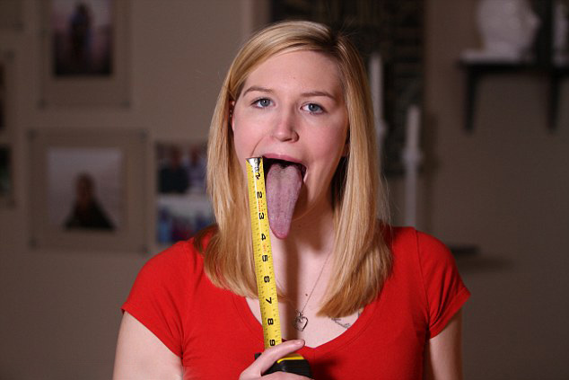 美國一女子舌頭長10.16釐米 能夠到眼睛