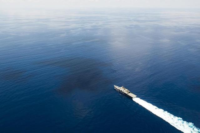 美军濒海舰驶近中国南威岛 解放军054A紧密监视