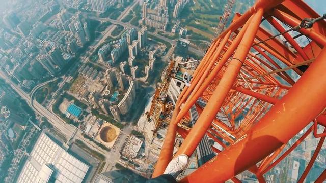外國小夥在深圳徒手攀爬世界第二高樓