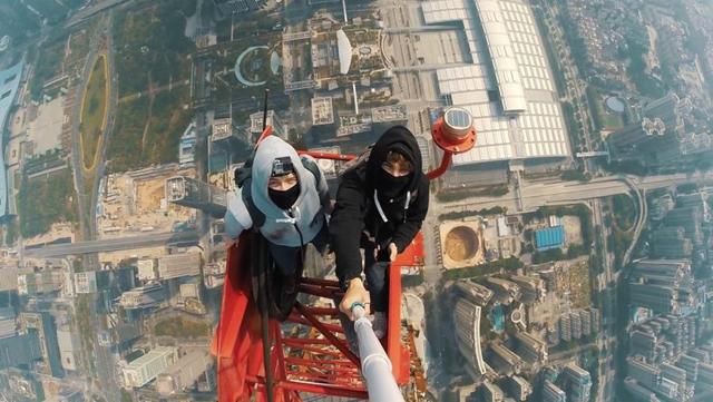 外國小夥在深圳徒手攀爬世界第二高樓