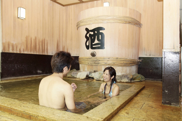日本出現另類浴池 紅酒咖啡綠茶任意泡