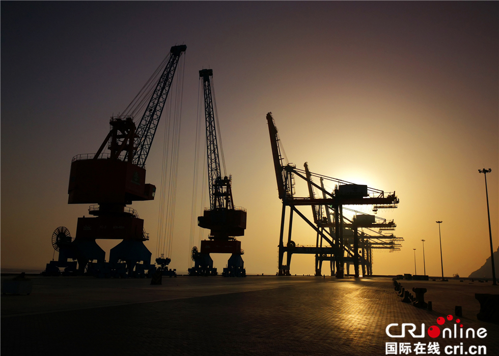 图片默认标题_fororder_《晨曦中的瓜达尔港》2016年11月13日，由中国海外港口控股有限公司运营的巴基斯坦中资港口瓜达尔港正式开航。中巴经济走廊是“一带一路”旗舰项目，而瓜达尔港是走廊的龙头。作者：宋志辉。国籍：中国。电话：13540390580拍摄地：瓜达尔港（巴基斯坦）3