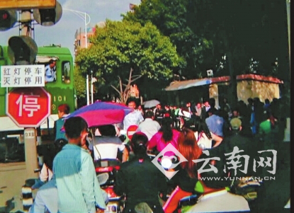 雲南一男子鐵軌上自拍逼停火車 距火車僅兩三米(圖)