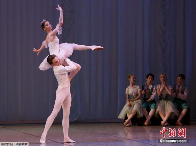俄羅斯舞蹈名校學生後臺苦練 備戰畢業演出 俄羅斯舞蹈名校學生後臺苦練 備戰畢業演出