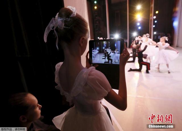 俄羅斯舞蹈名校學生後臺苦練 備戰畢業演出 俄羅斯舞蹈名校學生後臺苦練 備戰畢業演出