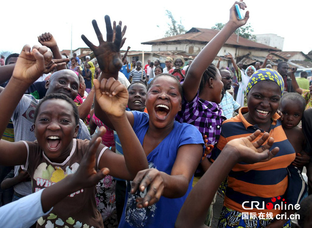 布隆迪军人宣称“政变” 民众街头庆祝