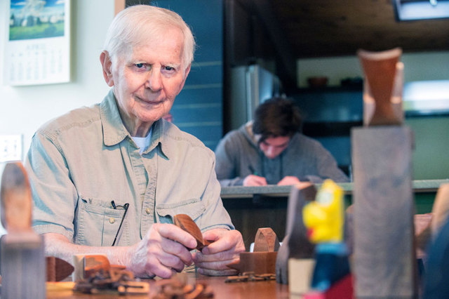 美国94岁高龄老翁锲而不舍75年 终获学士学位