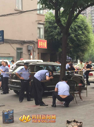 成都一男子街頭喝茶時疑頭部遭槍擊 警方調查