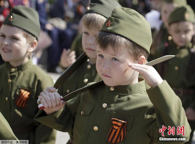 俄羅斯兒童穿軍裝遊行 慶祝衛國戰爭勝利70週年