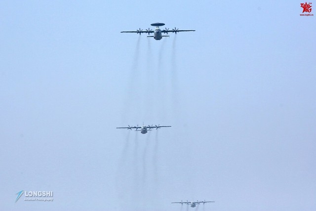 大批國産高新機淩空編隊飛過 空警500領頭